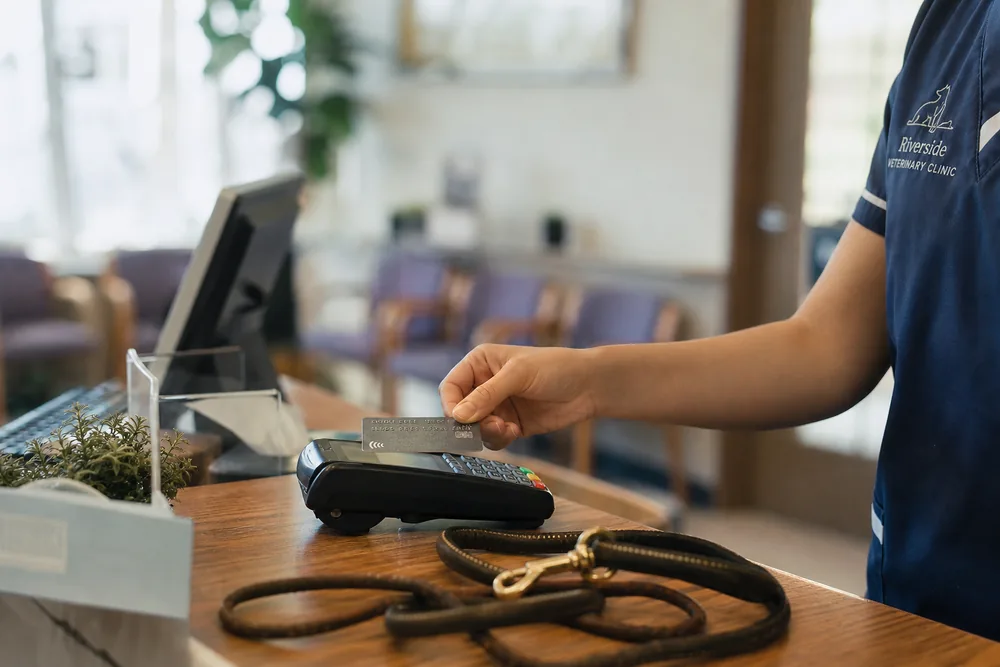 Paiement par carte bancaire sans contact à l'accueil de la clinique